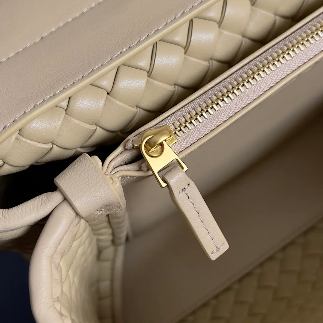 Batch 2320 BV patti bag is full of three-dimensional quilted leather strips. Low-key luxury is often hidden in details and craftsmanship. This bag opens and closes casually, and is simple and elegant overall. It is equipped with a detachable shoulder strap, which can be carried cross-body or carried by hand to match different outfits. The interior is designed with double layers and a small zippered compartment to ensure the safety of private items. No matter the capacity, shape or privacy, it is full of security when you go out. Style number: 776783 Size: 19*26*11cm
